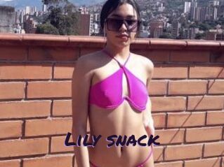 Lily_snack