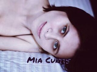 Mia_Curtis